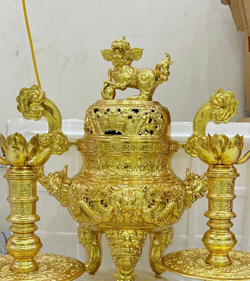 Chi tiết đỉnh trung tâm dát vàng toàn bộ.