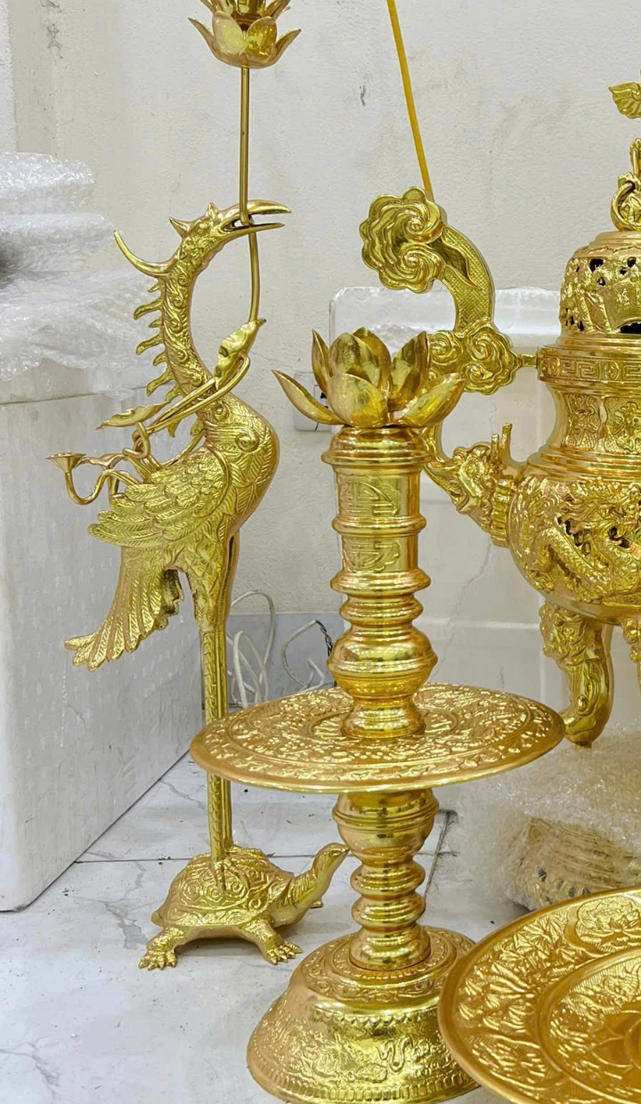 Hạc và chân nến trong bộ dát vàng toàn bộ.