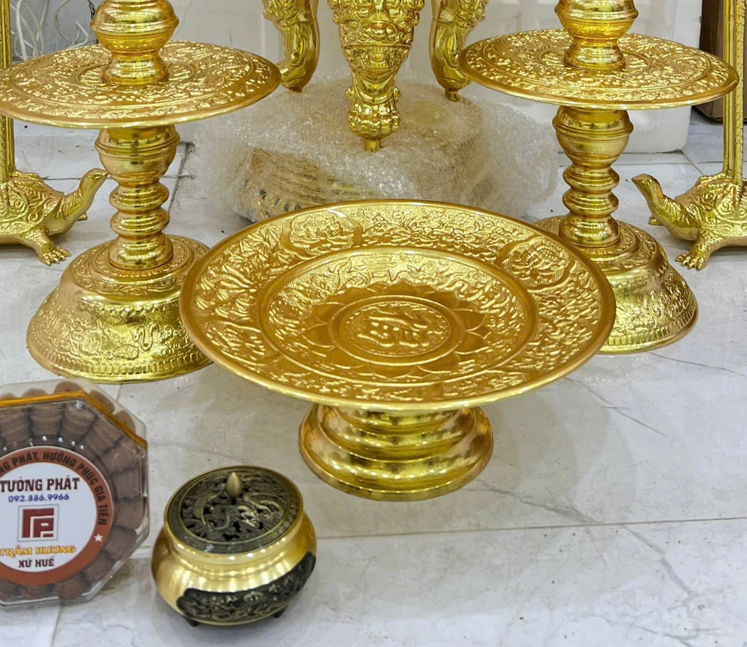 Mâm bồng phối cùng bộ đỉnh dát vàng.