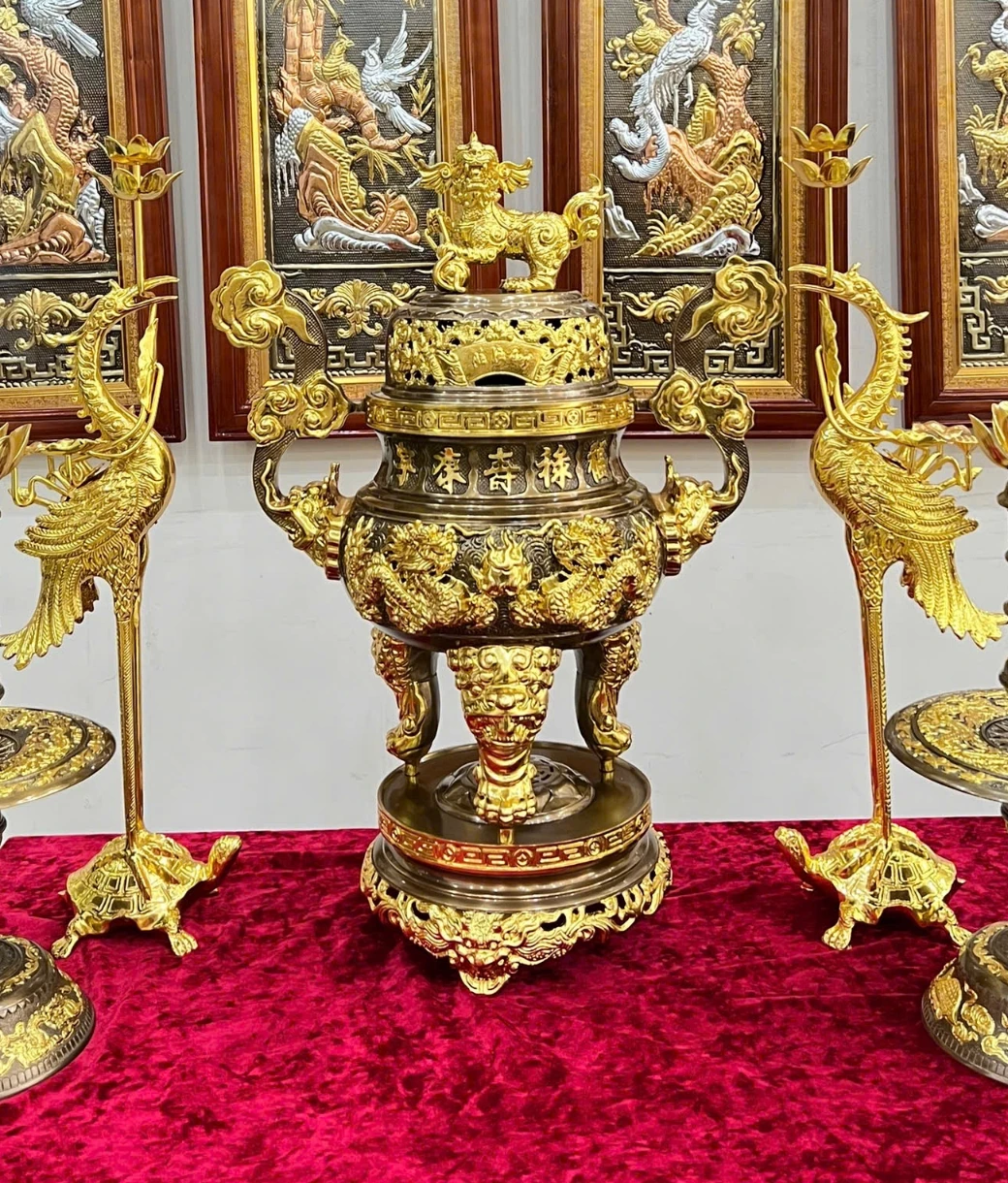 Chi tiết bố cục bộ ngũ sự trên bàn thờ.