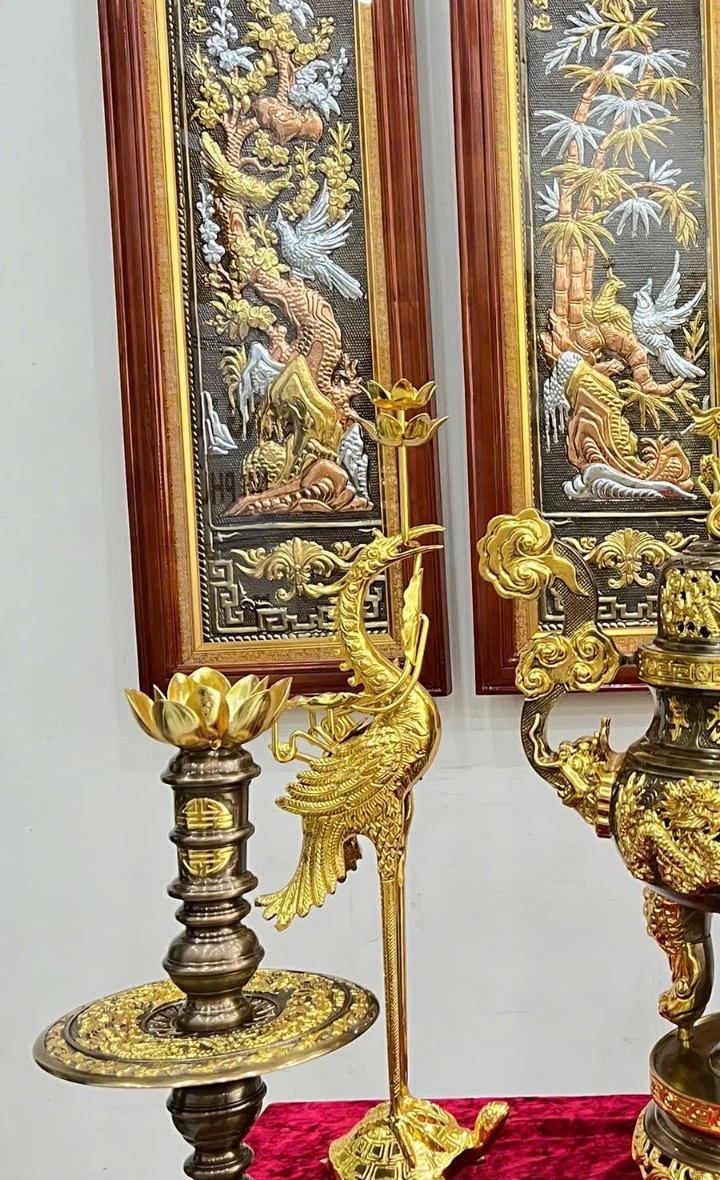 Hạc và chân nến dát vàng điểm.