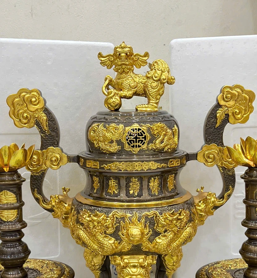Chi tiết đỉnh trung tâm và các mảng dát vàng.