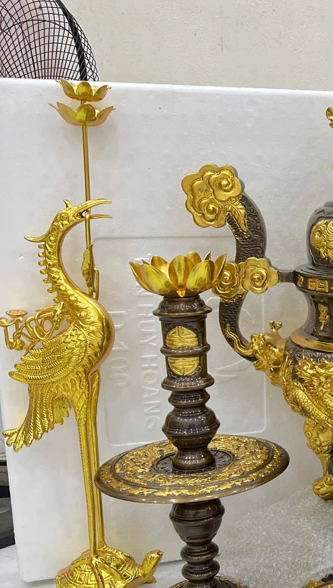 Hạc và chân nến trong bố cục bộ thờ.