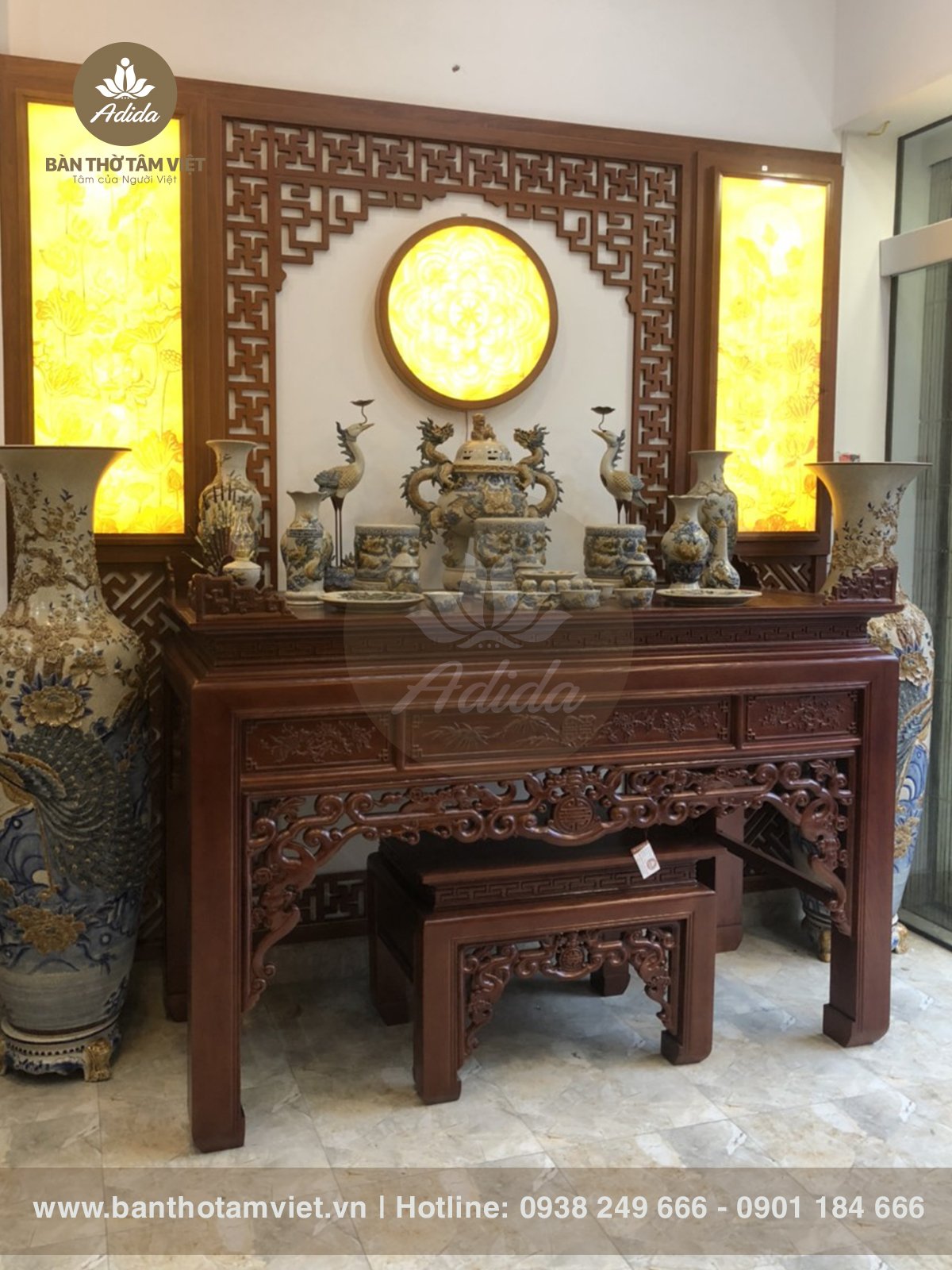 Tủ thờ gỗ đặt bài vị gia tiên chính giữa, ảnh thờ hai bên cân đối