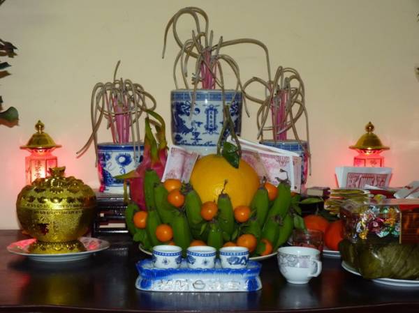 Bát hương nên đặt vị trí chính giữa trên bàn thờ Bát hương nên đặt vị trí chính giữa trên bàn thờ