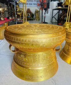 Trống đồng dát vàng trưng bày tại cửa hàng