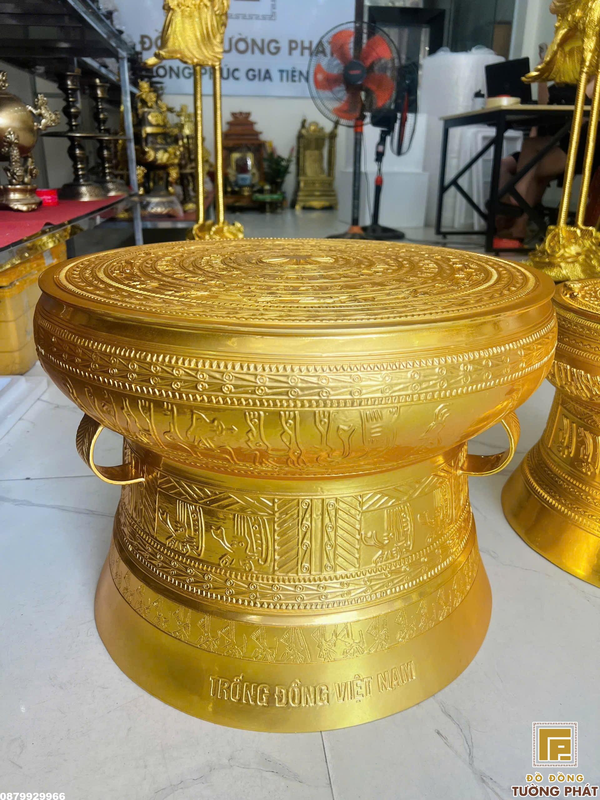 Trống đồng dát vàng trưng bày tại cửa hàng