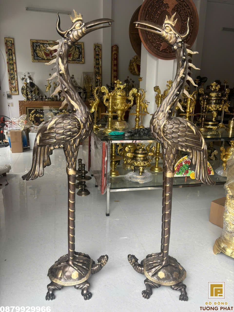Đôi linh hạc đồng màu hun tại cửa hàng