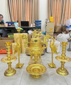 Bàn giao bộ đỉnh đồng dát vàng nắp tứ linh tại nhà khách