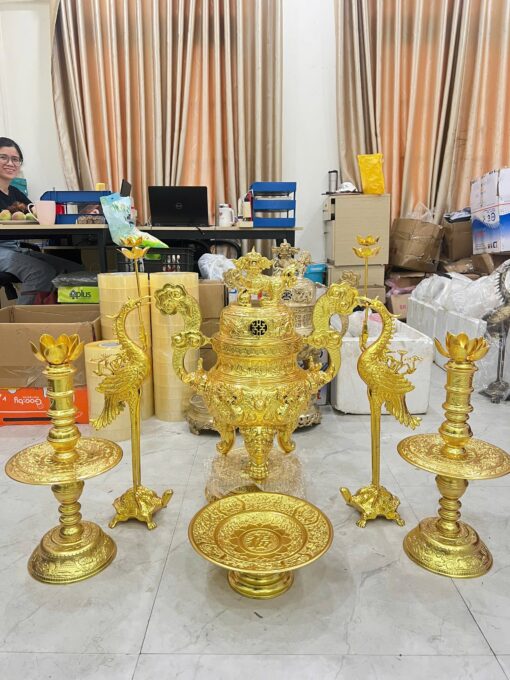 Bàn giao bộ đỉnh đồng dát vàng nắp tứ linh tại nhà khách