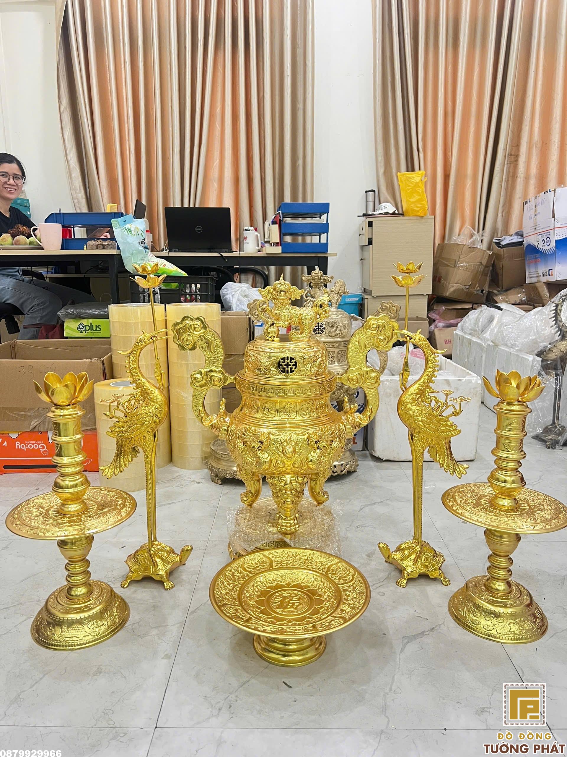 Bàn giao bộ đỉnh đồng dát vàng nắp tứ linh tại nhà khách