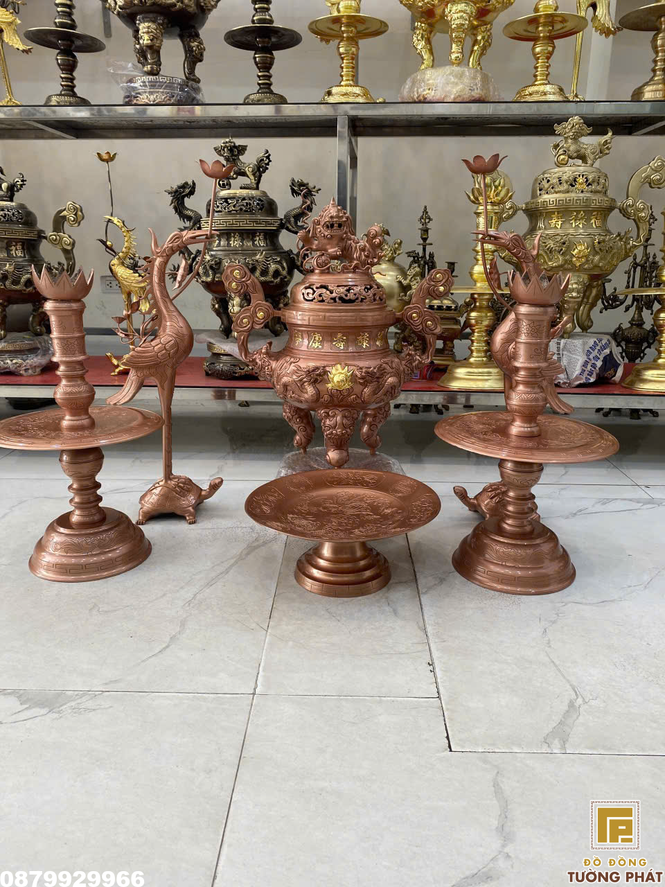Chi tiết đỉnh hạc nến bộ ngũ sự đồng đỏ nguyên bản