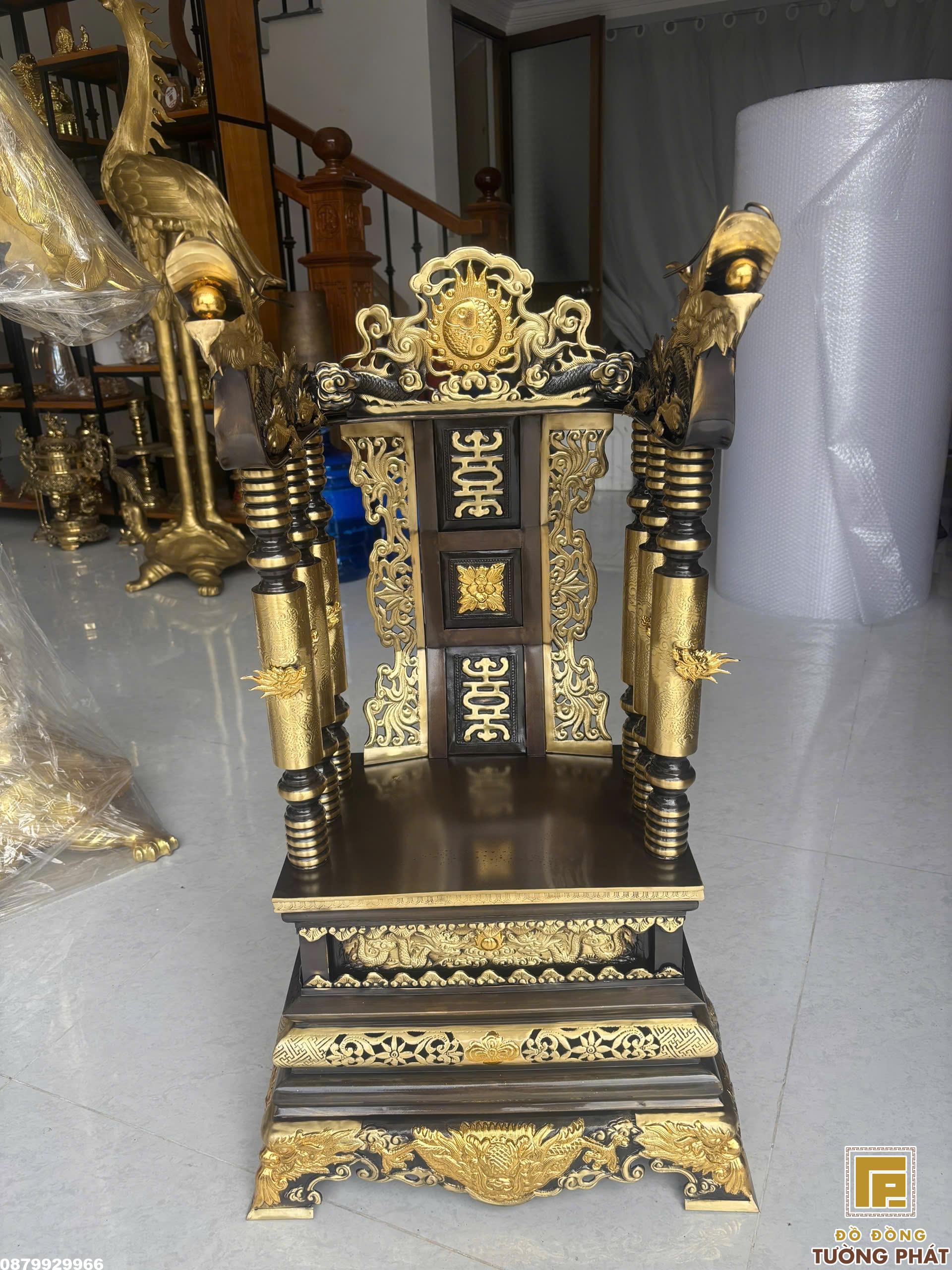 Ngai thờ đồng chạm rồng mặt trước