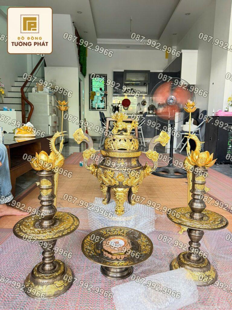 Gia đình đón bộ đỉnh đồng và bài trí trong phòng khách