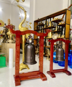 Cặp chuông đồng trên giá gỗ chạm rồng