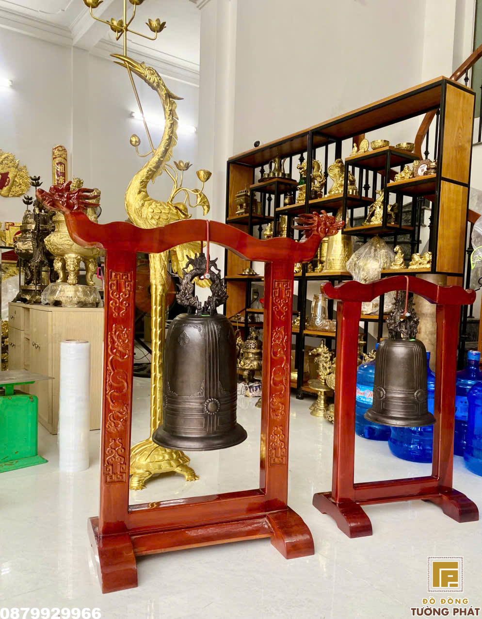 Cặp chuông đồng trên giá gỗ chạm rồng