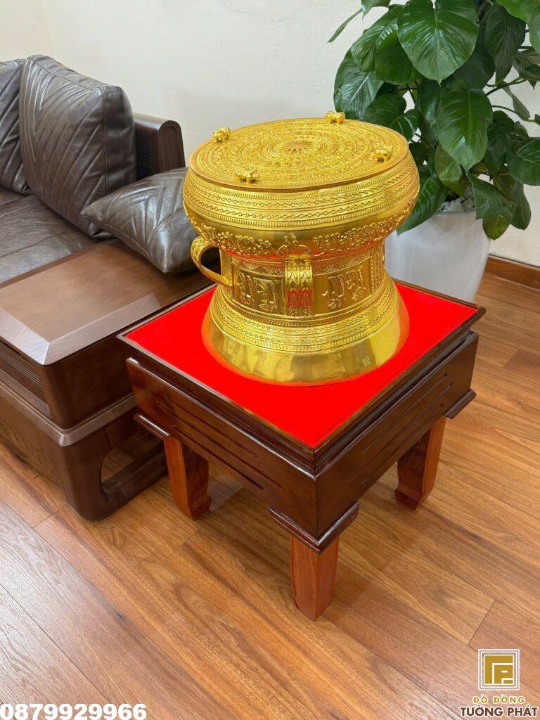 Trống đồng màu vàng đặt tại phòng khách gia đình khách hàng