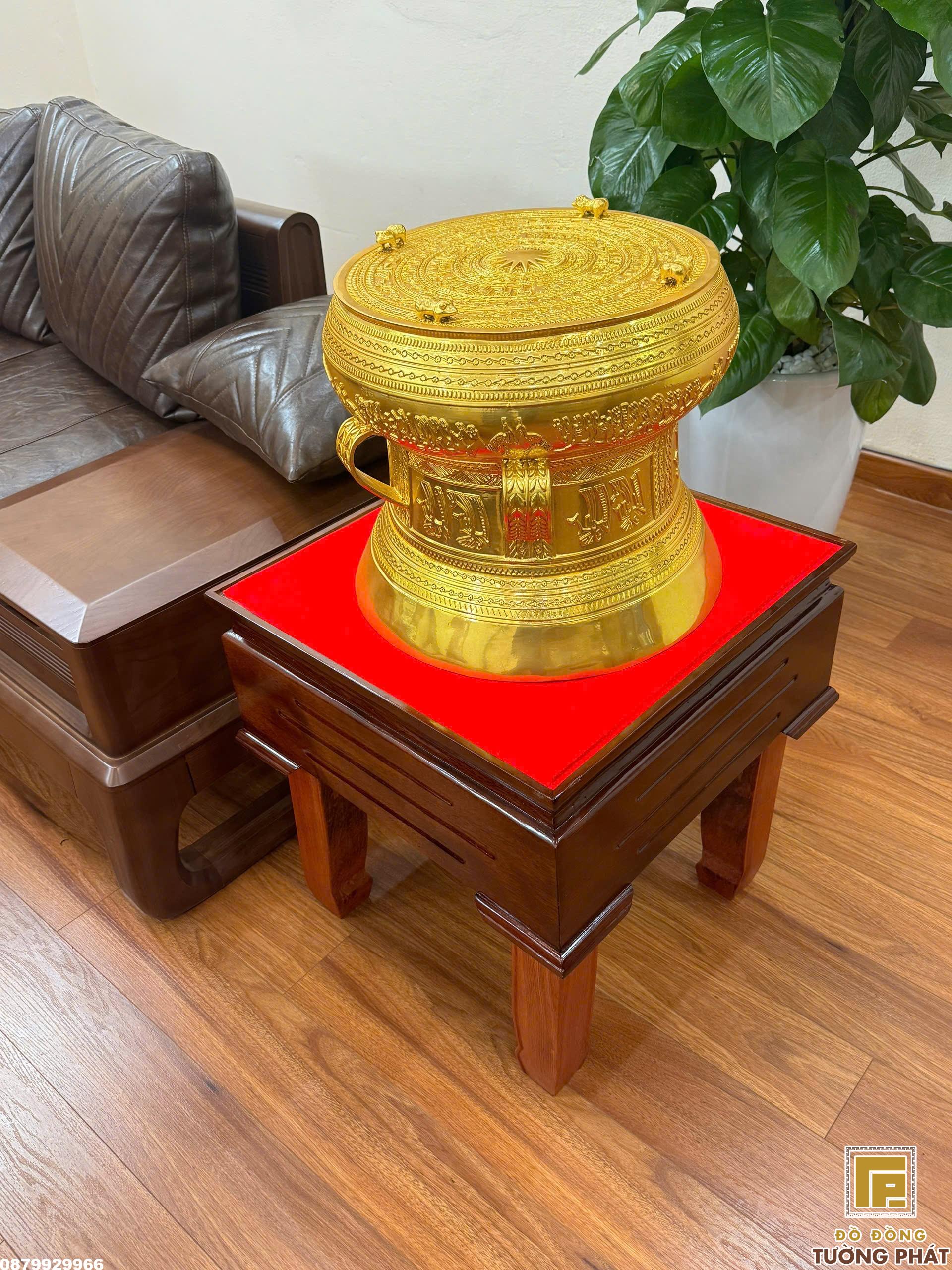 Trống đồng Đông Sơn dát vàng trang trí phòng khách