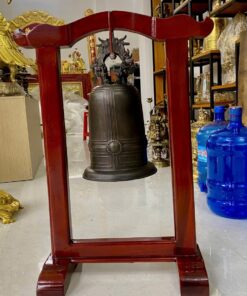 Chuông đồng nhỏ trên giá gỗ