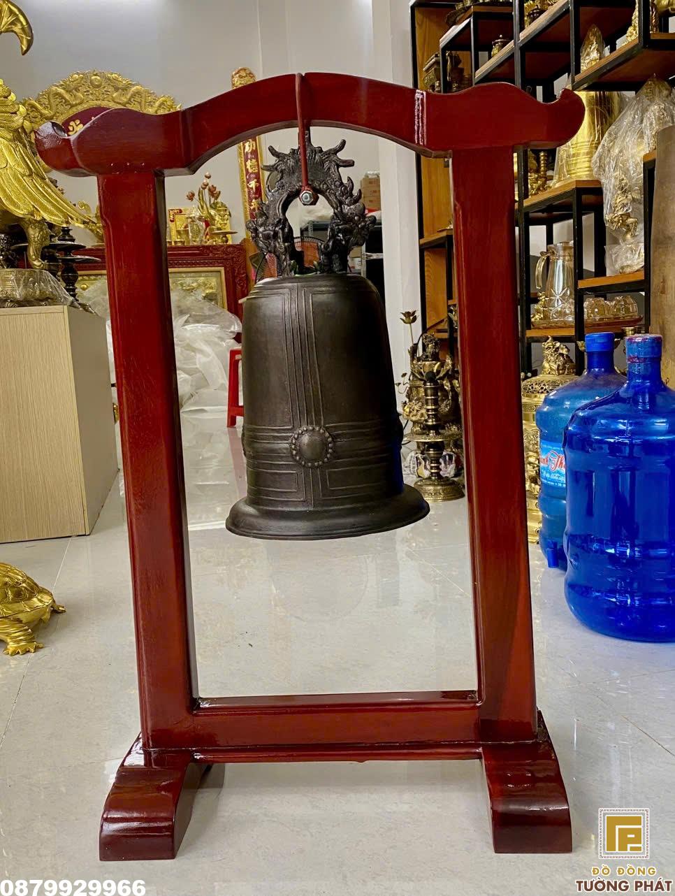 Chuông đồng nhỏ trên giá gỗ