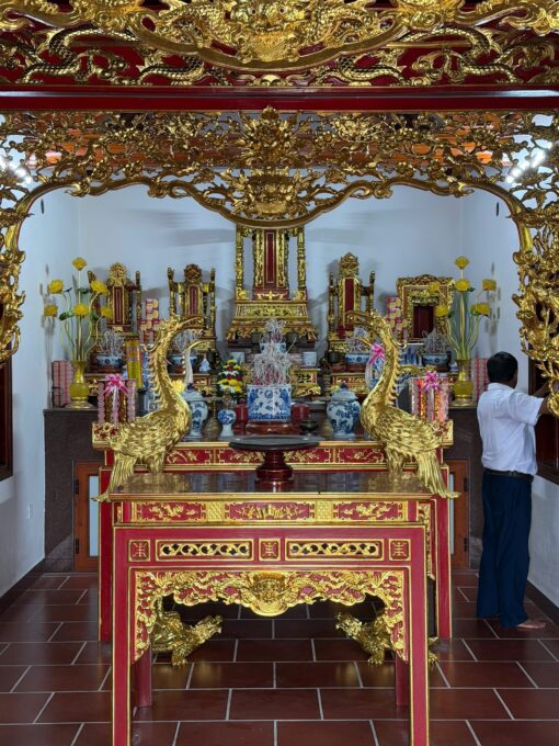 Đôi linh hạc dát vàng lắp tại bàn thờ
