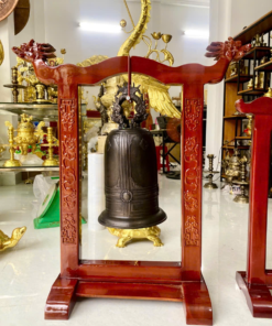 Chuông đồng treo trên giá gỗ chạm khắc
