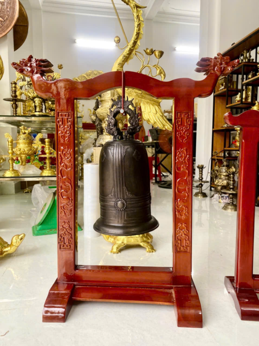 Chuông đồng treo trên giá gỗ chạm khắc