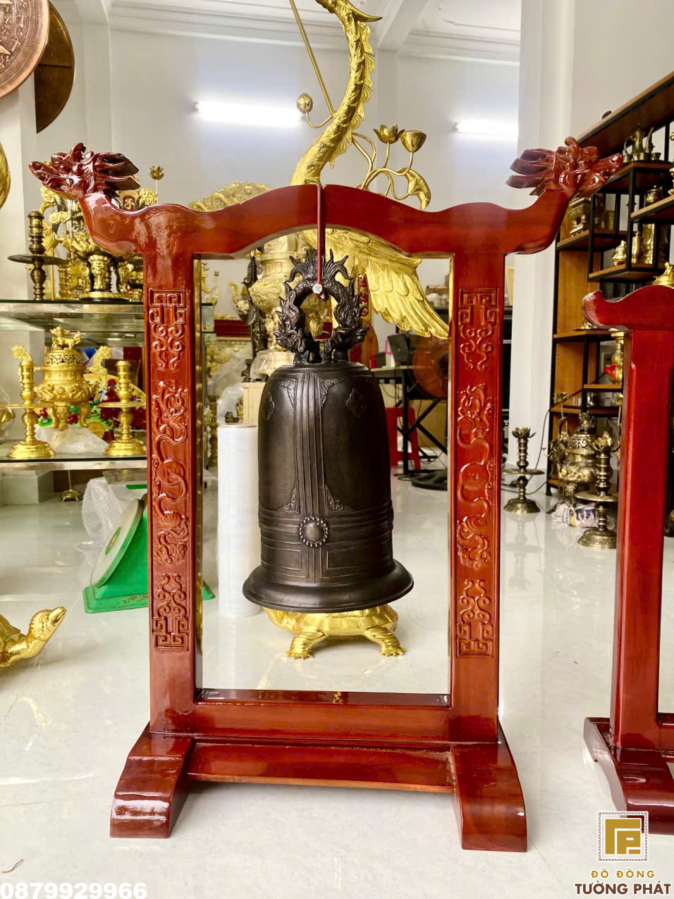 Chuông đồng treo trên giá gỗ chạm khắc