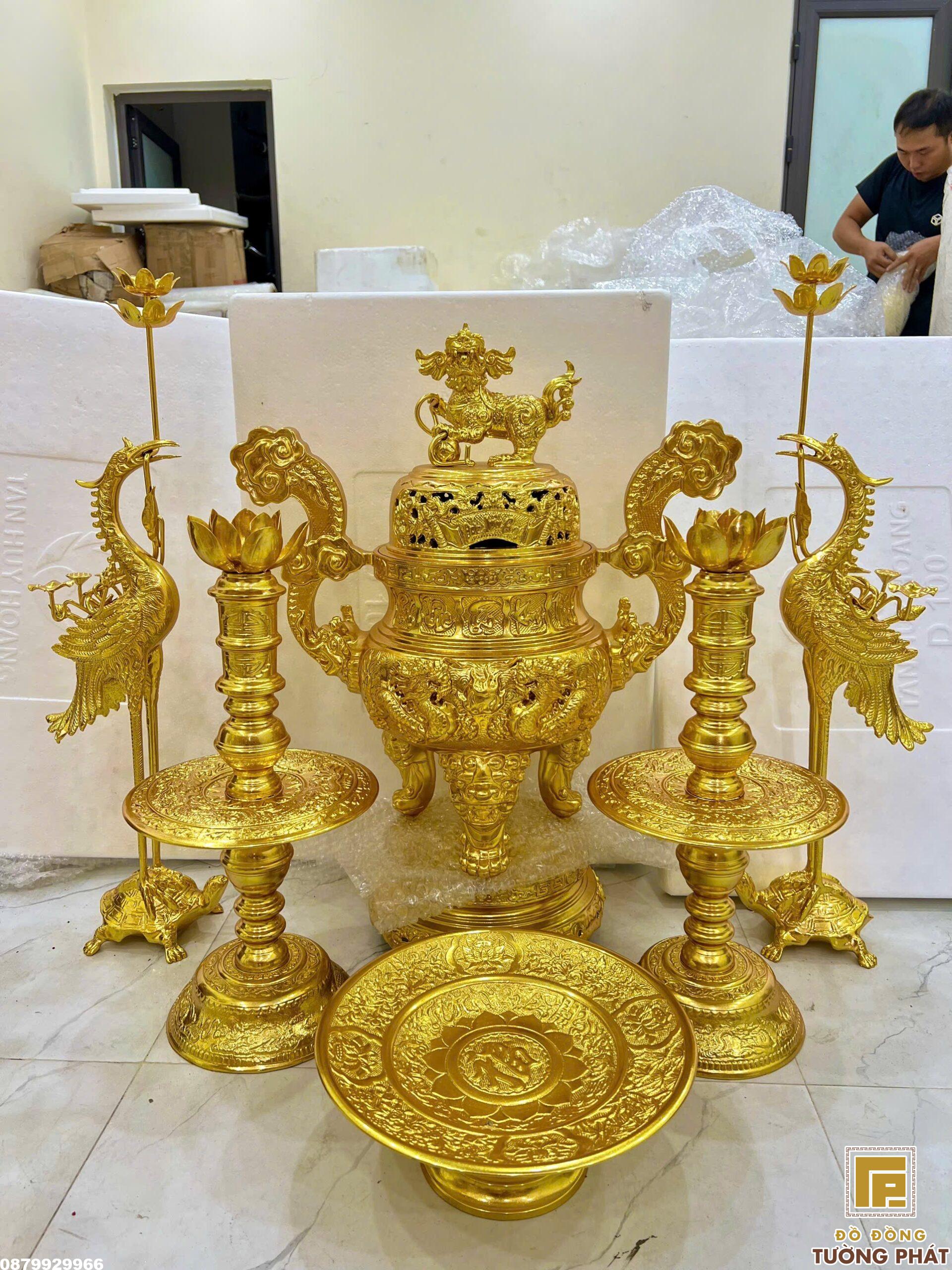 Bộ đỉnh đồng dát vàng nắp cuốn thư nhìn từ phía trước