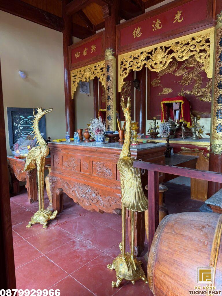 Đôi hạc thờ đứng đối xứng hai bên ban thờ tại nhà thờ họ