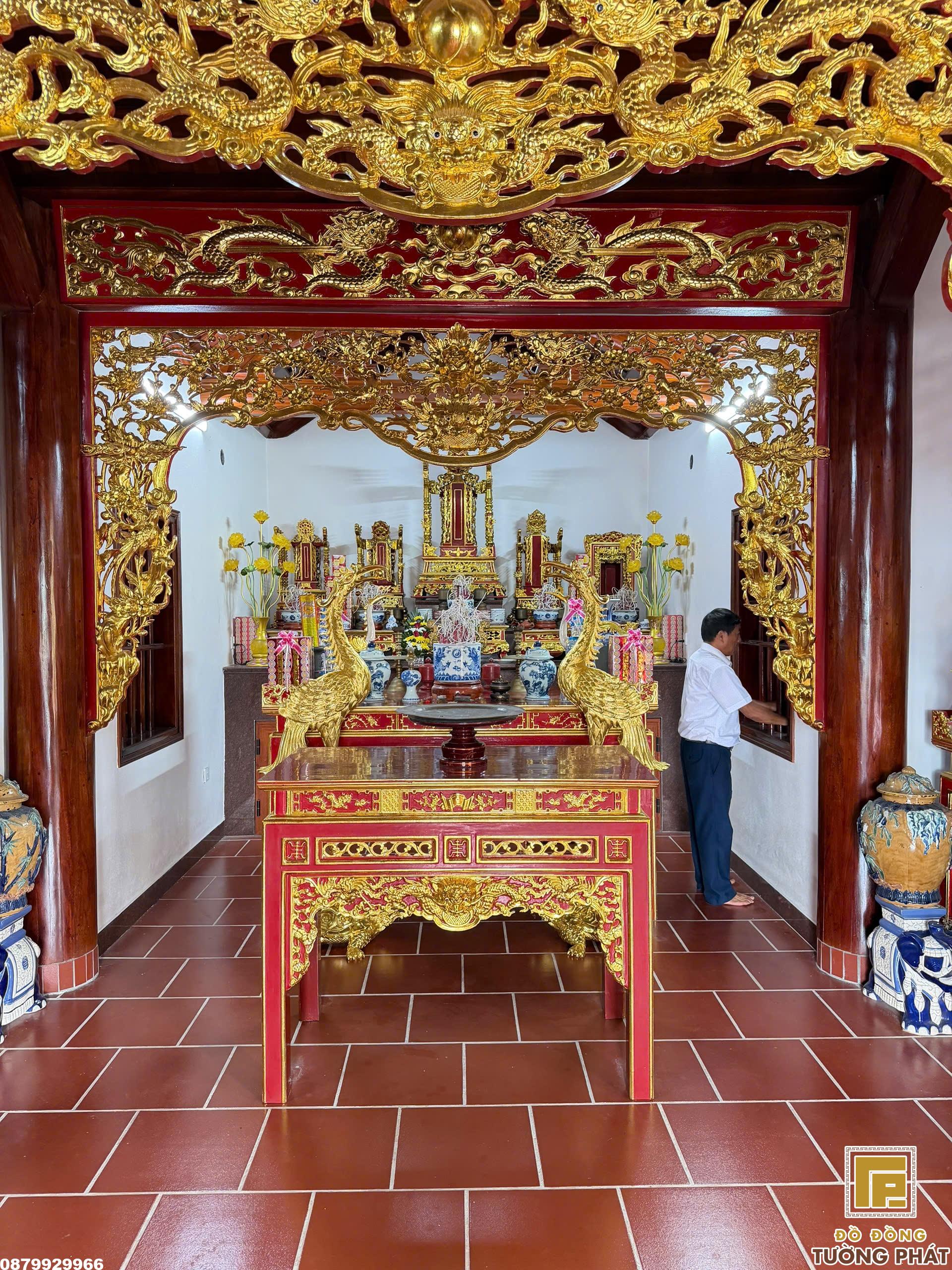 Bài vị gia tiên được thờ trang trọng trong không gian nhà thờ họ với đồ thờ đồng