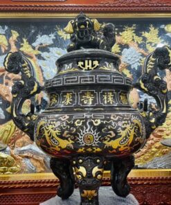 Bộ ngũ sự đồng đỏ khảm tam khí trưng bày trước tranh
