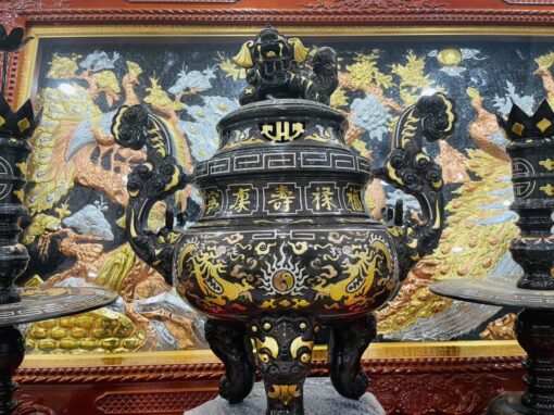 Bộ ngũ sự đồng đỏ khảm tam khí trưng bày trước tranh