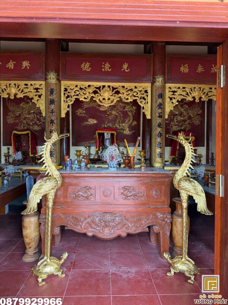 Ban thờ họ cân đối trang nghiêm với đôi hạc đồng hai bên