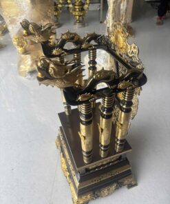 Ngai thờ đồng nhìn từ góc nghiêng