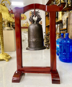 Chuông đồng trên giá gỗ nhìn góc nghiêng