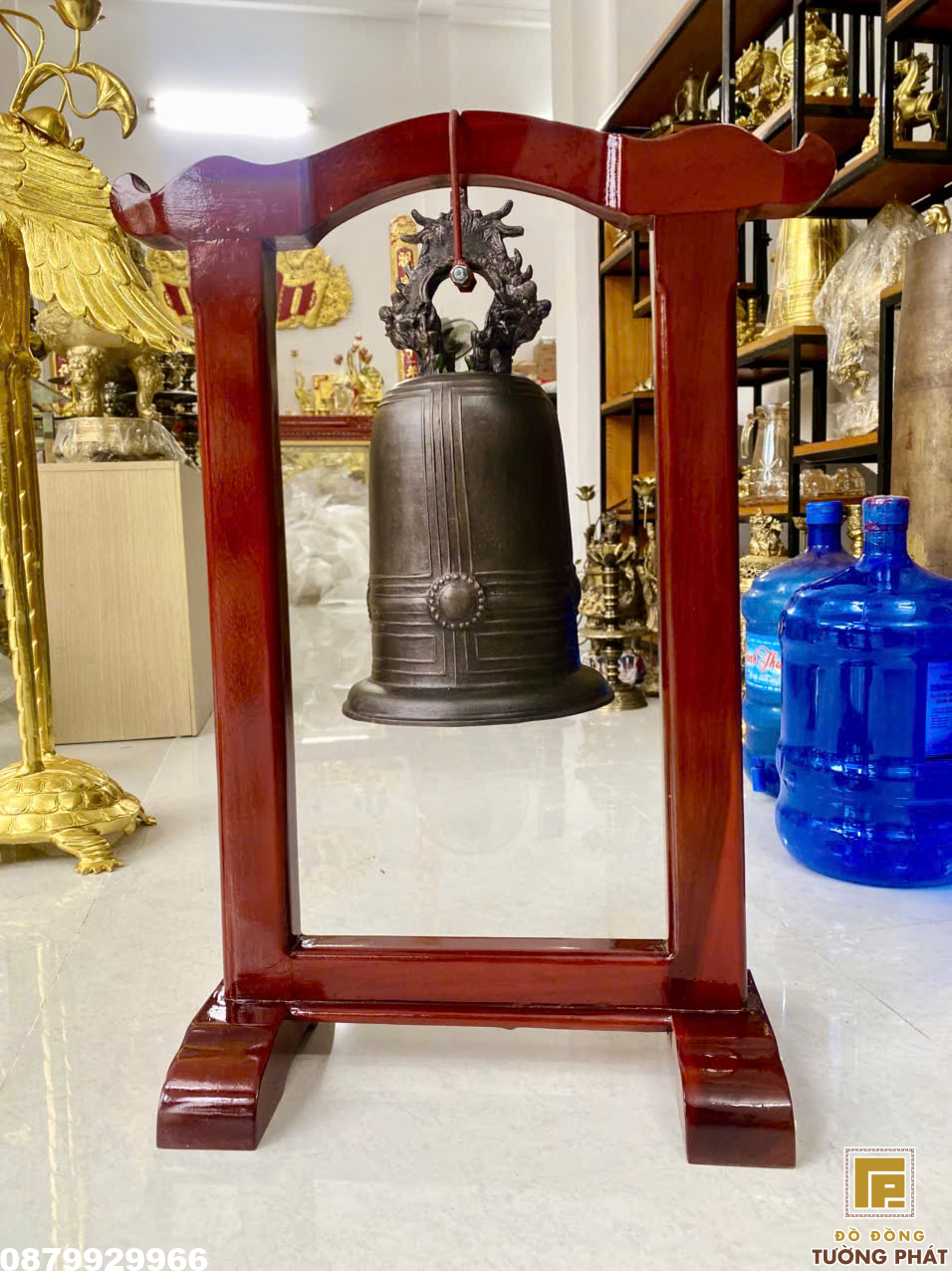 Chuông đồng trên giá gỗ nhìn góc nghiêng