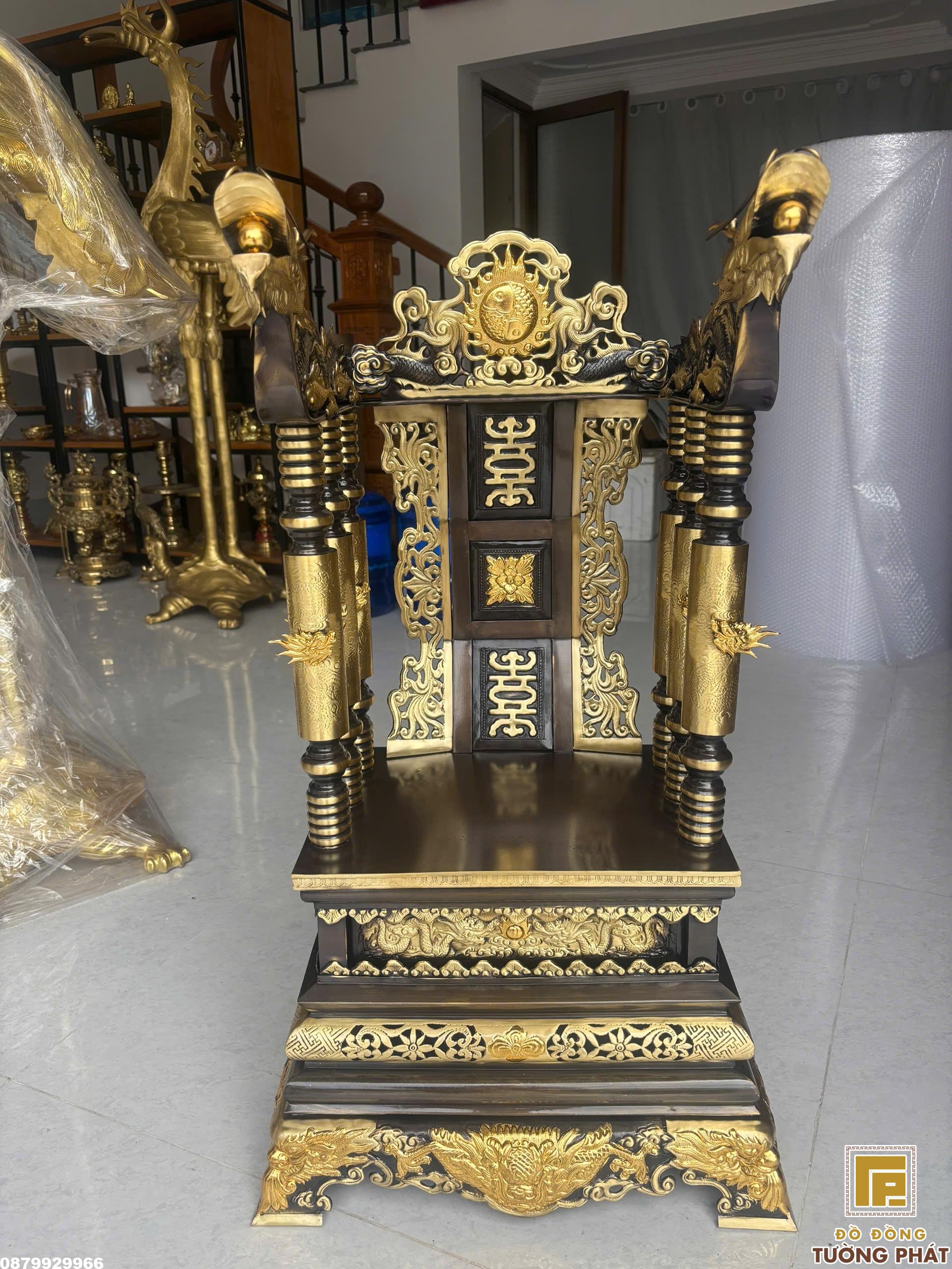 Chi tiết chạm khắc đầu rồng trên ngai thờ