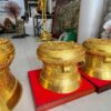 Trống đồng dát vàng đặt trên đế gỗ đỏ