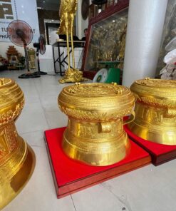 Trống đồng dát vàng đặt trên đế gỗ đỏ