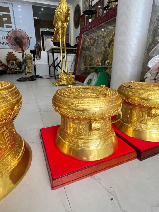 Trống đồng dát vàng đặt trên đế gỗ đỏ