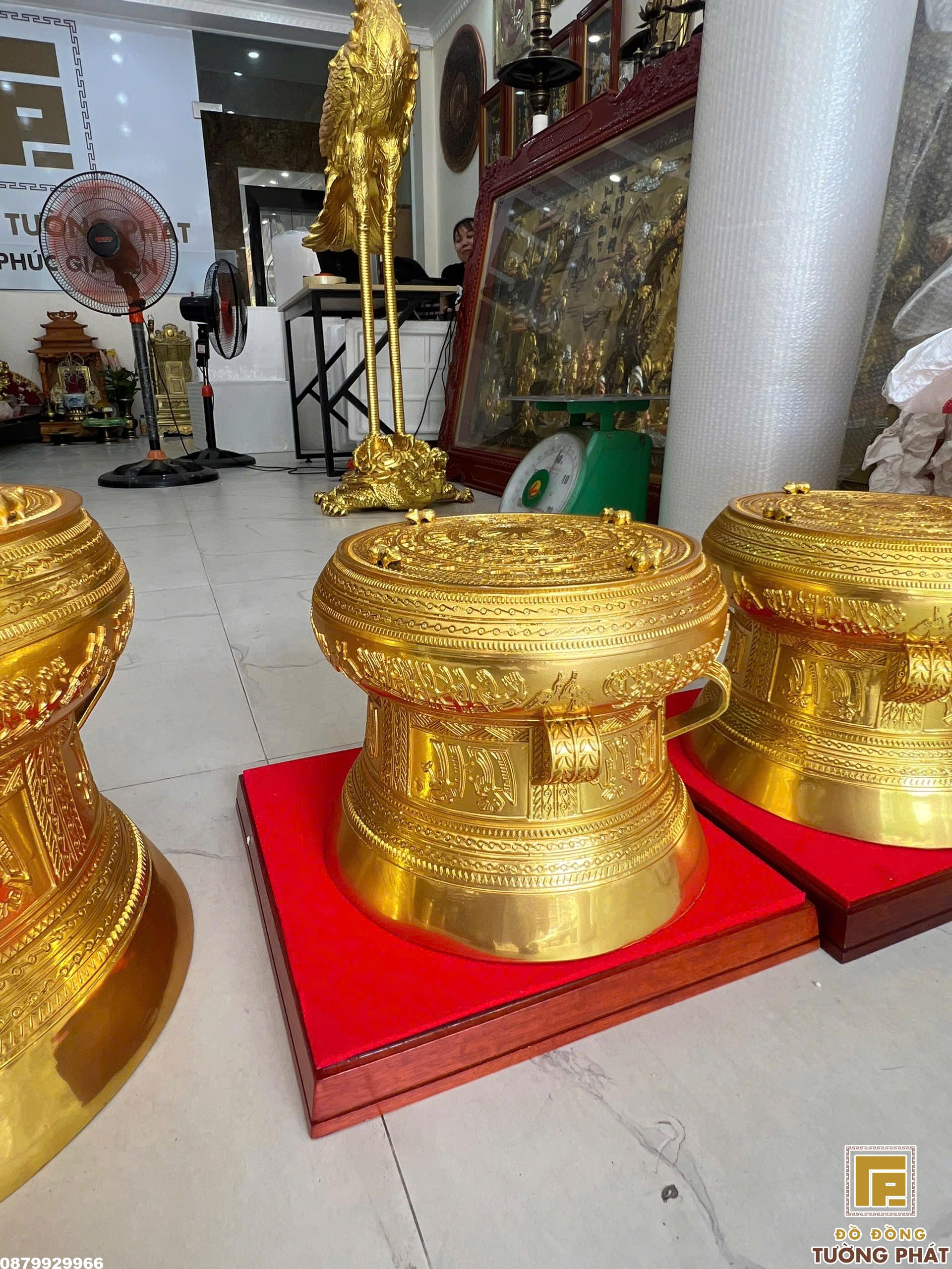 Trống đồng dát vàng đặt trên đế gỗ đỏ