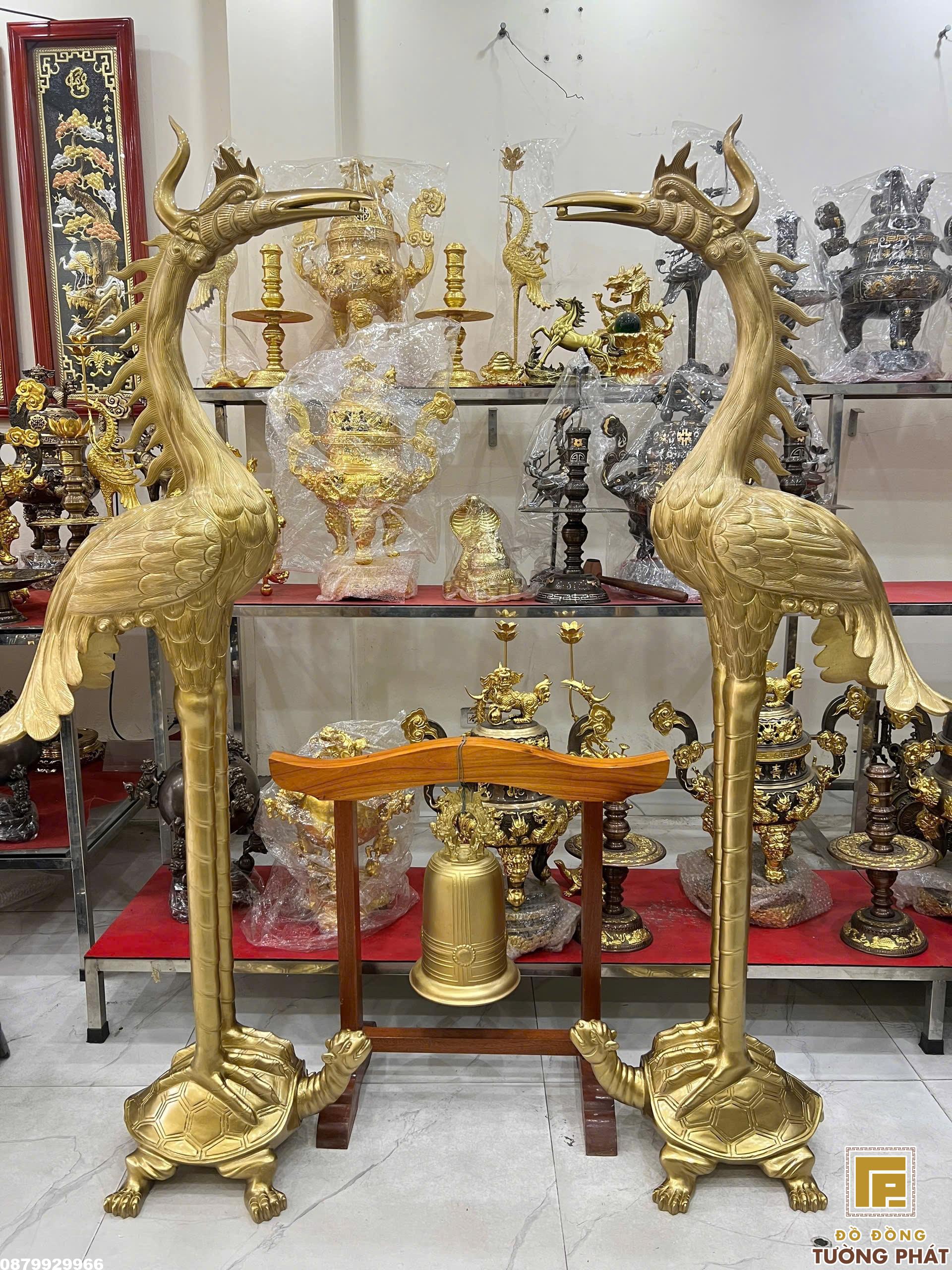 Đôi linh hạc đồng màu vàng mộc tại cửa hàng